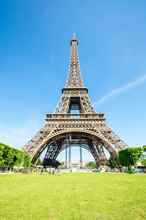 El mundo está lleno de maravillas, de tesoros naturales y grandiosas creaciones del hombre. Hemos reunido en esta galería las más visitadas del planeta. Así celebramos el Día Mundial del Turismo este 27 de septiembre. Premium Photo, Paris France, Eiffel Tower, Tower, Stock Photos, Paris, France, Red