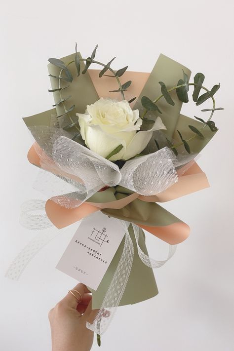 Unique Flower Gifts, Flower Arrangement Gift Ideas, Single Flower Wrapping Ideas, Small Wrapped Bouquet, Rose Wrapping Ideas, Unique Flower Bouquet Ideas, Bouket Flowers Gift, Single Bouquet Wrap, Flower Gift Ideas Bouquets