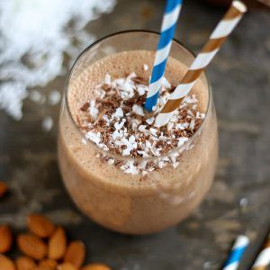 Skinny Almond Joy Smoothie Almond Joy Smoothie, Yogurt Smoothie Recipes, Recipes With Yogurt, Best Breakfast Smoothies, Flat Belly Smoothie, Smoothie Recipes With Yogurt, Cup Of Cake, Yogurt Smoothie, Juice Smoothies Recipes