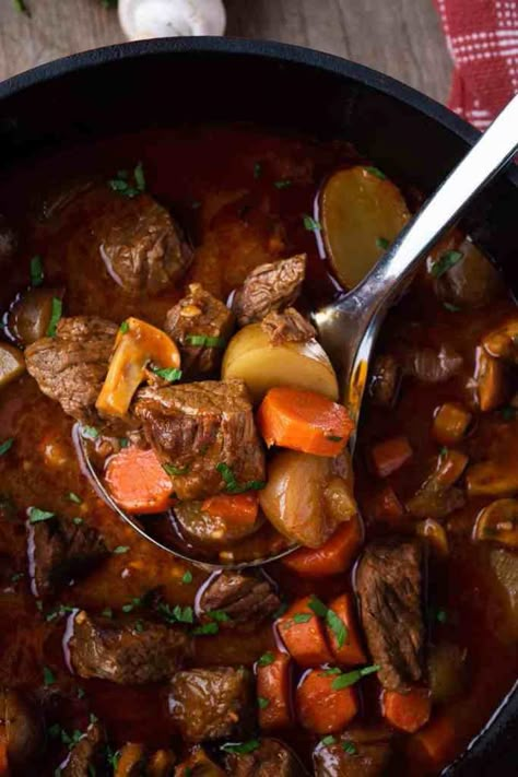 Easy Dutch Oven Beef Stew - Marathons & Motivation Dutch Oven Beef Stew Recipes, Beef Stew Recipe Oven, Dutch Oven Soup, Stewing Beef, Dutch Oven Beef Stew, Dutch Oven Beef, Oven Beef Stew, Traditional French Recipes, Easy Beef Stew