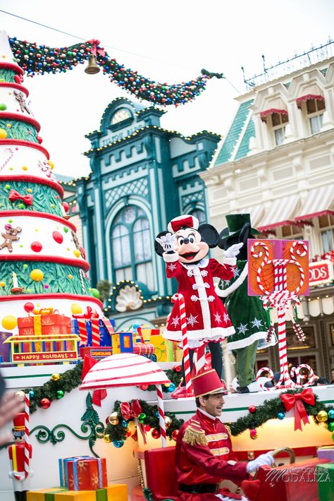 Disneyland Paris Christmas, Parks Aesthetic, Christmas Disneyland, Paris Christmas, Disney Christmas Decorations, Disneyland Christmas, Disney World Christmas, Disney Iphone, Parade Float