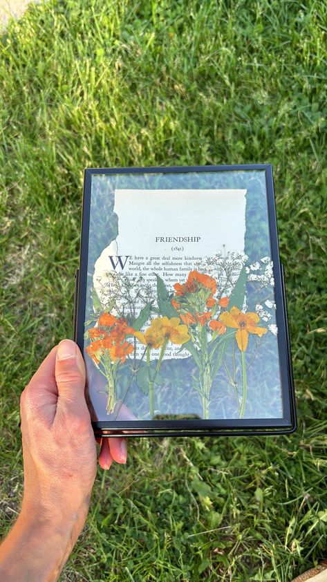 4x6 pressed flower black frame Flower Pressing Ideas, Pressed Flower Designs, Pressed Flower Crafts Gift Ideas, Pressed Leaves Framed, Things To Do With Pressed Flowers, Pressed Flower Projects, Pressed Flower Ideas, How To Press Flowers, Pressed Flowers Aesthetic