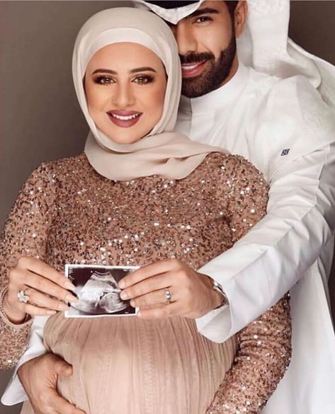 Hijab Fashion on Instagram: “MashaAllah 💕” Muslim Brides, Maternity Photoshoot Outfits, Couple Pregnancy Photoshoot, Muslim Couple Photography, Cute Muslim Couples, Pregnant Couple, Wedding Hijab, Maternity Poses, Celebrity Tattoos