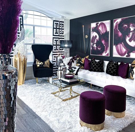 Glam Living Room Chandelier, Living Room Decor Jewel Tones, Pink And Burgundy Living Room Decor, Cozy Relaxing Living Room, Living Room Decor With Black Accents, Great Gatsby Living Room, Purple Glam Living Room, Black White Gold Purple Living Room, Lounge Inspo Living Rooms