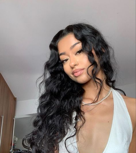 Latina Curly Hair, Pretty Makeup Looks, Girls With Black Hair, Cute Makeup Looks, Curly Girl Hairstyles, Light Hair, Light Skin, Pretty Makeup, Cute Makeup