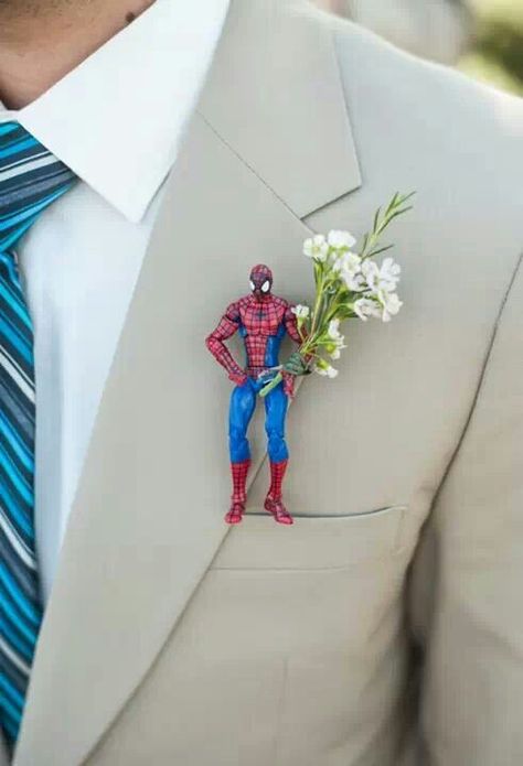 Groomsmen Spiderman boutonniere Spiderman Wedding Decor, Spiderman Themed Wedding, Spider Man Wedding Theme, Spiderman Wedding Theme, Spider-man Wedding, Wedding Marvel Theme, Super Hero Boutonniere, Spiderman Wedding, Comic Dress