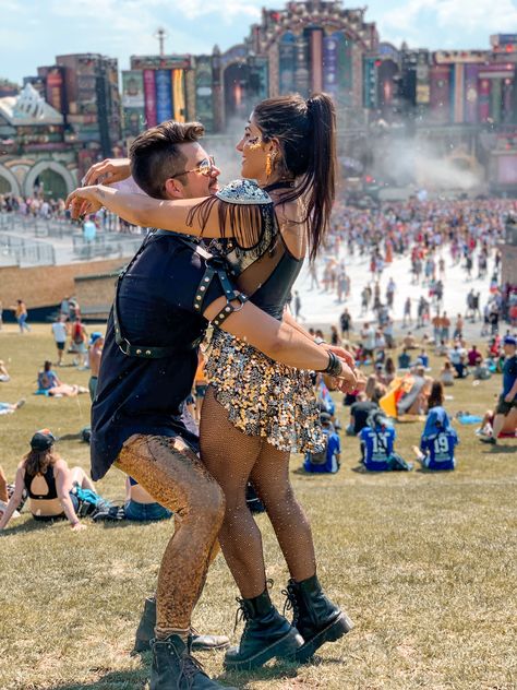 Matching Festival Outfits Couples, Rio Outfits, Festivals Aesthetic, Couple Festival Outfits, Edc Mexico, Black Festival Outfit, Tomorrow Land, Boho Festival Outfit, Clubbing Outfit