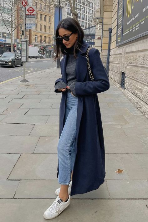 Navy Blue Coat Outfit Winter, Navy Blue Jacket Outfit, Navy Blue Coat Outfit, Blue Coat Outfit, Blue Outfit Winter, Pull Bleu Marine, Long Coat Outfit, December Outfits, Winter Coat Outfits