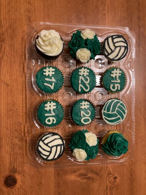 Volleyball Food Ideas, Volleyball Desserts, Volleyball Cupcakes Ideas, Volleyball Macarons, Volleyball Bday Cakes, Volleyball Cupcakes, School Cupcakes, Volleyball Clubs, Senior Gifts