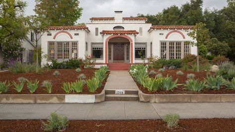 Glowing 1920s house in Pasadena’s Bungalow Heaven asks $889K Gamble House, Crown Moldings, 1920s House, Craftsman Bungalows, Historic District, Built Ins, Where To Go, Wood Floors, House Tours