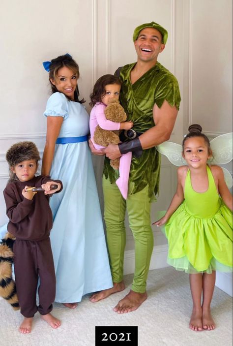 Family Trio Costumes, Family Halloween Costumes For 5 Easy Diy, Family Halloween Costumes For 4 Disney, Family Of 5 Halloween Costumes Disney, Easy Family Halloween Costumes For 4, Halloween Costumes For Family Of Five, Family Hollowed Costumes, Fairy Family Costume Ideas, Family 4 Halloween Costumes