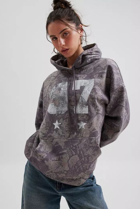 camo Camouflage Outfits, Camo Sweatshirt, Camo Outfits, Sweatshirt Oversized, Camo Hoodie, Fall Hoodies, Graphic Tees Vintage, Trendy Fall Outfits, Top Graphic Tees