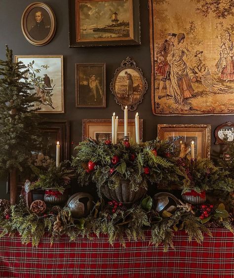 English Christmas, Cozy Christmas Decor, Dark Christmas, Cottage Christmas, 13 Days, Old Christmas, Christmas Hanukkah, Christmas Mantels, Victorian Christmas