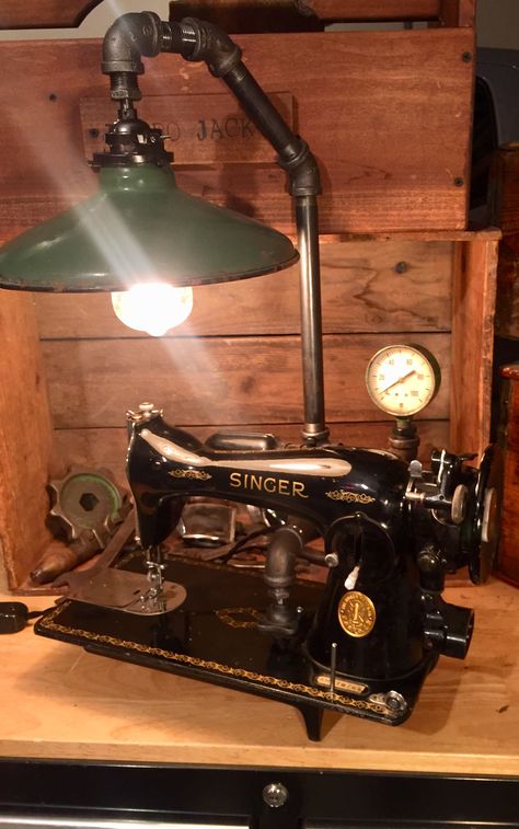 Sewing Machine Lamp, Industrial Lamp Design, Decoration Hall, Industrial Style Lamps, Sewing Machine Tables, Lampe Metal, Sewing Machine Projects, Old Sewing Machines, Antique Sewing Machines