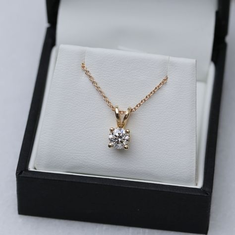 Solitaire Pendant Design, Chain Pendant Designs Gold, Diamond Pendant Set, Diamond Solitaire Pendant, Solitaire Diamond Pendant, Diamond Pendants Designs, Gold Chain Design, Jewelry Set Design, Gold Necklace Indian Bridal Jewelry