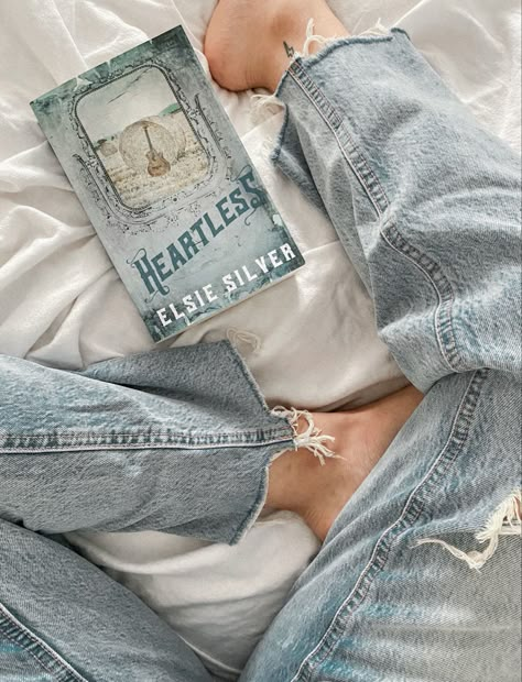 Photo Idea With Book, Book Promo Photoshoot, Book Aesthetic Instagram Post, Simple Book Photography, Book Asthetics Photos For Instagram, Bookish Photo Ideas, Insta Book Post Ideas, Book Flatlay Aesthetic, Bookish Selfie