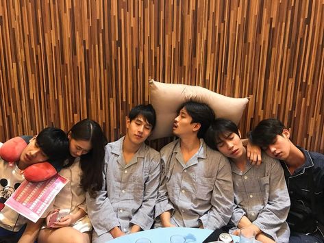 2gether The Series, Boy Squad, Korean Friends, Siblings Goals, Couple Selfies, Bright Vachirawit, Korean Couple, Boy And Girl Best Friends, Netflix And Chill