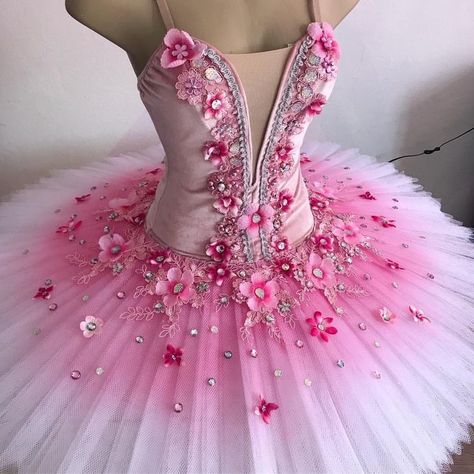 Classical Tutu, Ballroom Hairstyles, Ballet Costumes Tutus, Lilac Fairy, Dance Costumes Ballet, Ballet Stuff, Classical Ballet Tutu, Nutcracker Costumes, Ballet Images