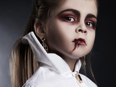 Maquillage de vampire : 9 inspirations effrayantes et faciles - M6 Deco.fr Cute Vampire Makeup For Kids, Vampire Girl Makeup Kids, Halloween Makeup Vampire Kids, Kids Vampire Makeup Girl, Vampire Makeup For Kids, Vampire Make Up Kids, Vampire Makeup Kids, Vanpire Makeup, Ghostly Makeup