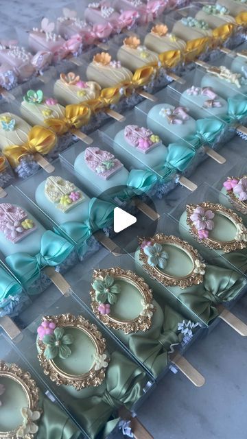 𝐋𝐮𝐱𝐮𝐫𝐲 𝐁𝐚𝐤𝐞𝐫 + 𝐃𝐞𝐬𝐢𝐠𝐧𝐞𝐫 on Instagram: "Cakesicle party favors are the most memorable way to ensure your guests leave with a sweet thank you gift✨
.
.
.
.
.
#cakesicles #cakesiclesofinstagram #cakesicle #cakesicleslove #partyfavors #treatmaker #baker" Cakesicles Packaging Individual, Cakesicles Ideas For Birthday, Cakesicles Ideas, Slice Cake, Cake Pop Decorating, March 5, Covered Strawberries, Apple Cake, Cake Pop