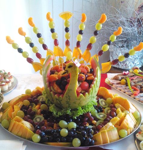 Veggie Display, Banquet Food, Healthy Thanksgiving Sides, Fruit Buffet, Fruit Cake Design, Cooking Thanksgiving Dinner, Fruit Platter Designs, Eid Food, Food Sculpture