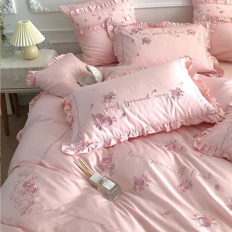 Girly Bed Sheets, Couler Pallets, Korean Astethic, Small Appartement, Girly Bed, Homey Aesthetic, Cottage Core Home, Royal Bed, Pink Bedding Set