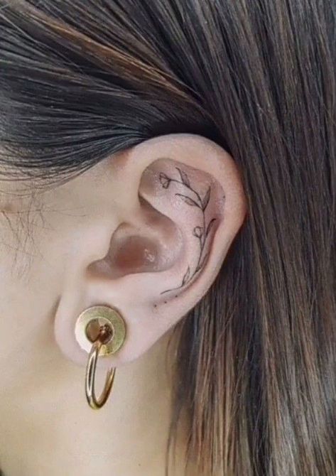 Ear Tattoos Flower, Aesthetic Rose Tattoo, Tattoo Ideas Female Ear, Cartilage Tattoo, Tragus Tattoo, Inner Ear Tattoo, Tattoo Main, Aesthetic Tattoo Ideas, Rose Tattoo Ideas