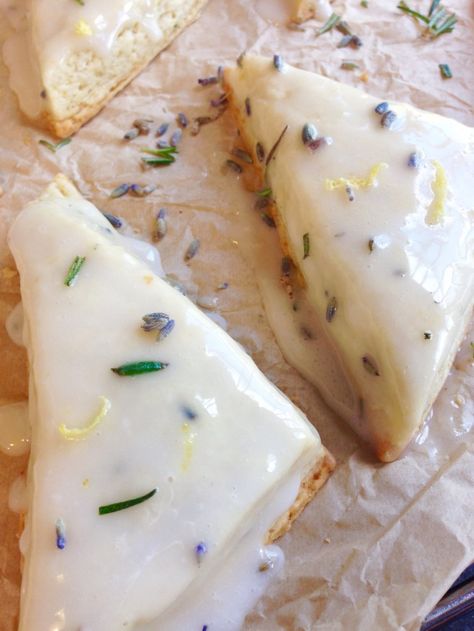 Lavender & Rosemary Scones + Lemon Glaze Scones Lemon, Rosemary Scones, Lavender Recipes, Lemon Scones, Lavender Rosemary, Lemon Glaze, Scone Recipe, Pretty Food, Brunch Recipes