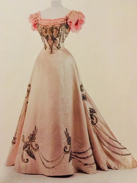 Jeanne Paquin (1869-1936) - Ball Gown With Embroidery, c. 1895 ▪️Two-Part Dress, Satin Silk, Artificial Pearls, Pailettes ▪️ Kunstgewerbemuseum, Dresden, Germany Jeanne Paquin, Historical Gowns, Historical Costuming, 1890s Fashion, 1800s Fashion, 파티 드레스, 19th Century Fashion, Old Dresses, Victorian Clothing