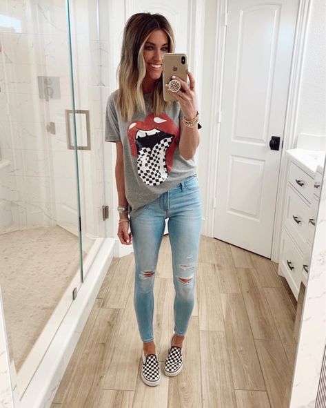 Vans Outfit Fall Women, Vans Spring Outfit, Cute Jean Outfits With Sneakers, Outfits To Wear With Checkered Vans, Mom Vans Outfit, Cute Outfits With Checkered Vans, Styling Checkered Vans, Graphic Tee With Jeans Outfit, Graphic Tee Jeans Outfit