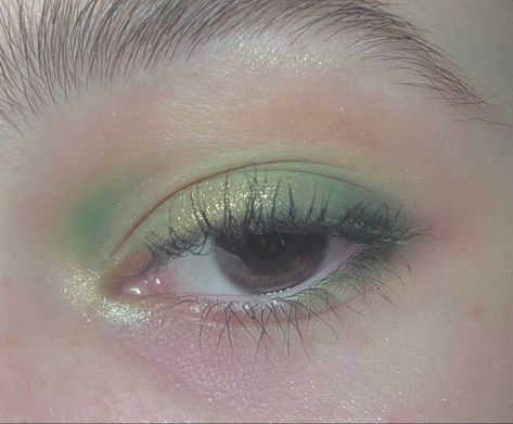 Enchanted Forest Eye Makeup, Midsummer Nights Dream Makeup Fairies, Elfcore Make Up, Sage Green Makeup Look Simple, Cottagecore Fairy Makeup, Green Fairy Eye Makeup, Fairycore Makeup Looks Simple, Fairycore Eye Makeup, Fairy Core Makeup Looks