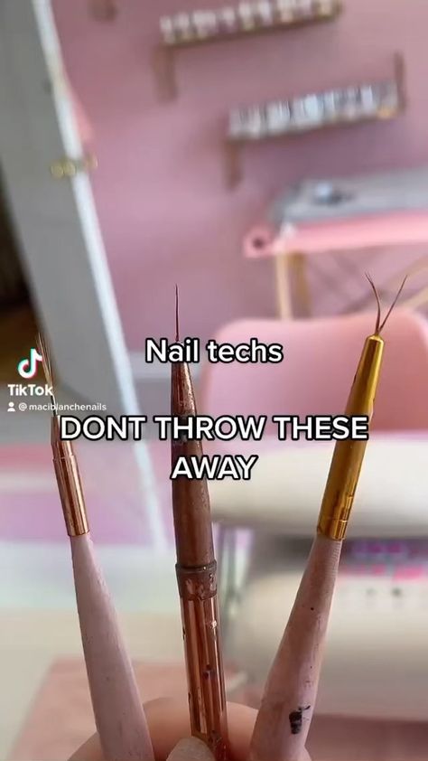 nailpromagazine on Instagram: A little #nailhack for you all from @maciblanchenails 🖌💅🏾 #nails #nail #nailtech #nailsorganize #nailtechs #lifeofanailtech… Nail Art Tools How To Use, Nail Tech Organization Ideas Storage, Nail Tech Desk Setup Ideas, Mobile Nail Technician Set Up, Mobile Nail Tech, Nail Salon At Home, Nails Room Ideas Home, Nail Tech Room Ideas Home, Nail Tech Must Haves