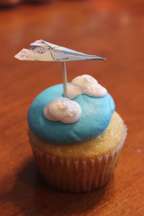 Airplane Theme Cupcakes, Travel Themed Snacks, Travel Party Food Ideas, Travel Themed Cake Ideas, Travel Cupcakes Ideas, Travel Themed Party Food, Airplane Birthday Cupcakes, Airplane Themed Food, Travel Themed Cupcakes