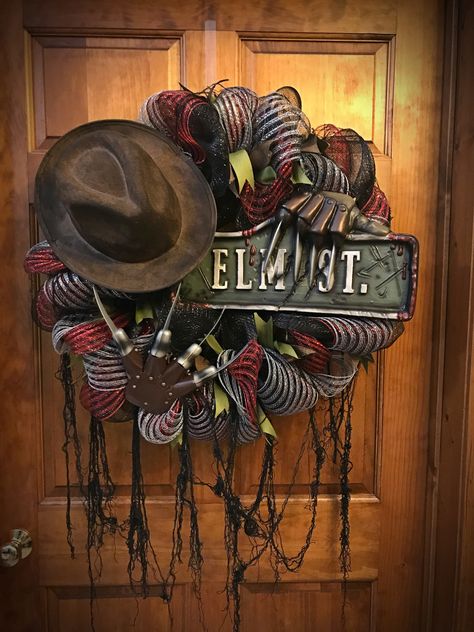 Completed wreath made from all supplies shown in original photo Freddie Kruger Wreath, Nightmare On Elm Street Wreath, Michael Myers Wreath Halloween, Scream Wreath Halloween, Frankenstein Wreath Ideas, Horror Wreath Ideas, Spooky Wreath Diy, Hallow Wreaths, Scary Wreaths