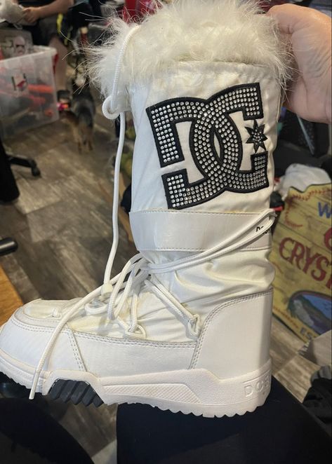 Dc Chalet Snow Boots, Dc Boots, White Snow Boots, Dc Shoes Women, Snow Boot, 2000s Fashion Outfits, White Faux Fur, Snowboard Boots, Snow Boots Women