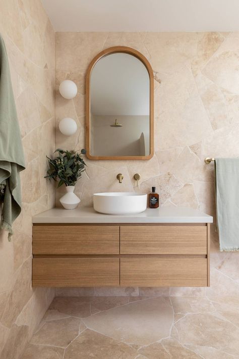 Travertine: Everything You Need to Know | ABI Interiors Country Coastal Bathroom, Non White Bathroom, Main Bathroom Remodel, Kyal Kara, Country Bathrooms, Bathroom Country, Cheap Bathroom, Bad Inspiration, Contemporary Coastal