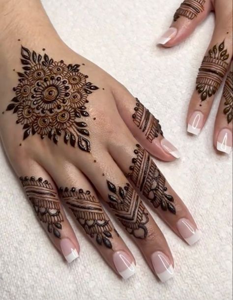 Latest Unique Mehndi Designs, Mehendi Minimal, Jhumka Mehndi Design, Aesthetic Henna, Jhumka Design, Henna Tattoo Design, Unique Henna, Mehndi Outfit, Pretty Henna