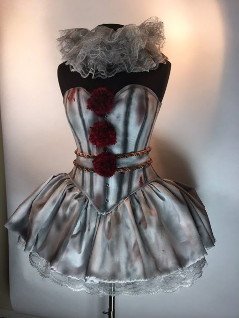 Pennywise Halloween Costume, Pennywise Costume, Pennywise Halloween, Halloween Costumes Women Scary, Clown Costume Women, Clown Halloween Costumes, Horror Halloween Costumes, Halloween Parejas, Halloween Coustumes