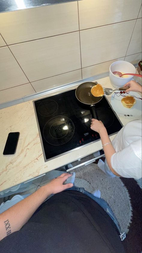 Couple Breakfast In Bed, Couples Baking, How To Cook Pancakes, Relationship Pics, Baked Pancakes, Couple Cooking, Eat Together, How To Make Pancakes, March 2024