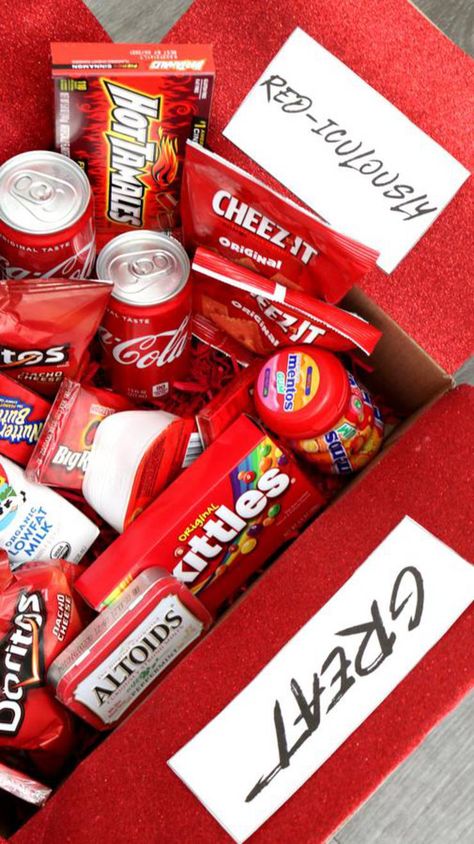 Diy Care Package Ideas, Homemade Gift Boxes, Red Snacks, Gift Box Tutorial, Boyfriend Care Package, Diy Care Package, Care Package Ideas, Homemade Gifts For Boyfriend, How To Make Red