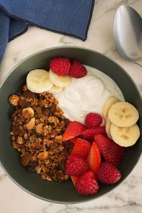 recette granola maison healthy Granola Maison Healthy, Brunch Parfait, Summer Body, Aesthetic Food, Granola, Acai Bowl, Oatmeal, Vision Board, Healthy Recipes