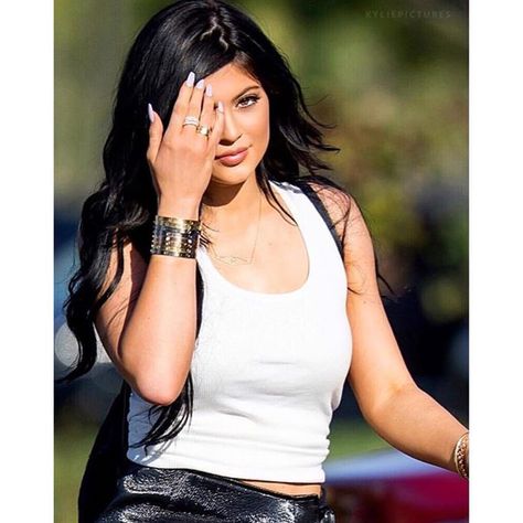 Ordena tu pulsera antes que se agoten!#kyliejenner#musthave#alwaysme1876 Kylie Jenner Cartier Bracelets, Kylie Jenner Bracelets, Kylie Jenner Cartier, Maquillage Kylie Jenner, Jenner Girls, Blue Black Hair, Stack Bracelets, Jenner Sisters, Kylie Jenner Outfits