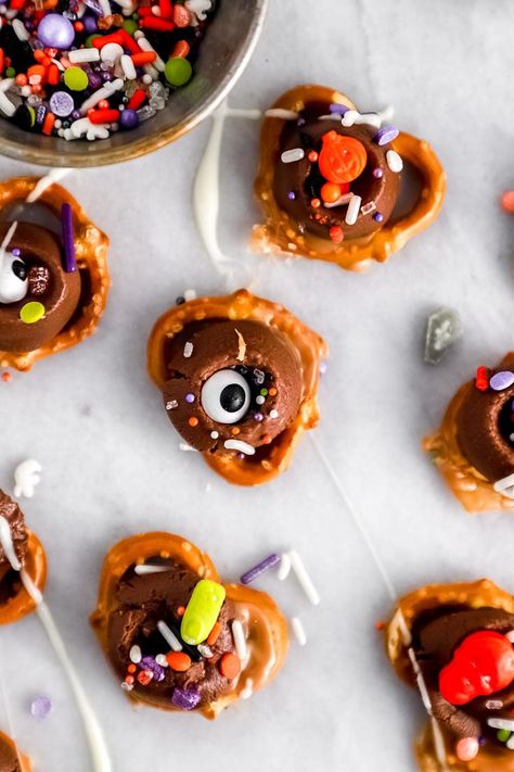 Rolo Pretzel Bites, Gluten Free Chocolate Desserts, Rolo Pretzel, Rolo Pretzels, Halloween Pretzels, Gluten Free Halloween, Gluten Free Chocolate Recipes, Pretzel Treats, Gluten Free Crackers