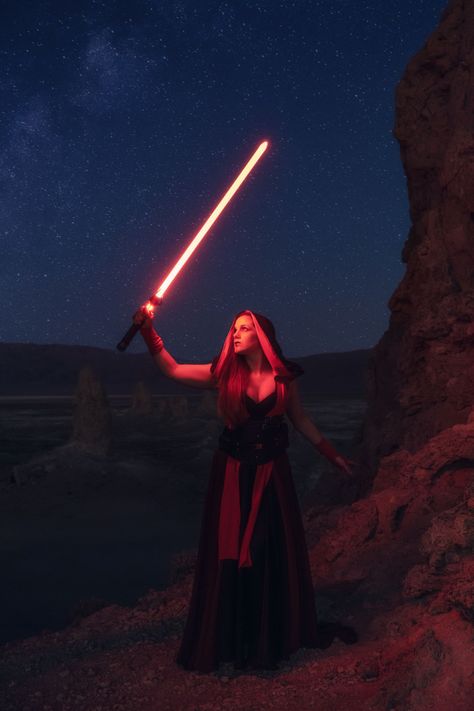 Lightsaber Photoshoot Ideas, Lightsaber Photography, Lightsaber Photoshoot, Star Wars Poses, Lightsaber Poses, Lightsaber Cosplay, Sith Costume, Grad Poses, Cosplay Photoshoot