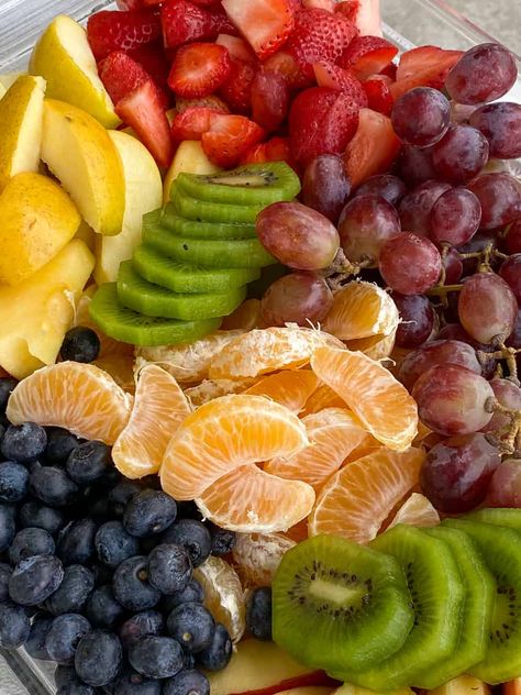 Simple fruit tray ideas for entertaining at parties Simple Fruit Tray, Fruit Chat, Fruit Tray Ideas, Fruit Platter Ideas Party, Easy Fruit Dip, Chinese Chicken Salad Recipe, Fruit Trays, Fruit Platter Designs, Meat Diet