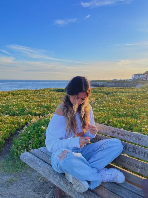 Outside Poses Instagram Standing, Bench Poses Instagram, Spring Ig Photos, Ig Location Ideas, Roadtrip Photo Ideas, Bench Picture Poses, Bench Poses Photography, Park Instagram Pictures, Poses On A Bench