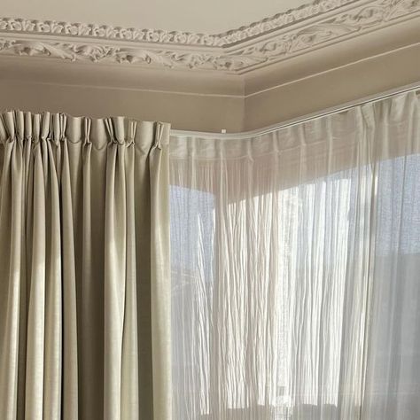 Leanne Kilroy on Instagram: "Bay windows are beautiful but finding inexpensive curtains and tracks can be tricky. This is how I do it on a budget (products listed below).  One set of standard curtains won’t come close to covering an entire bay, so to get around this without the expense of bespoke curtains you can simply hang two sets. We’ve done this in our living room and it’s impossible to tell there’s an extra set on there when they’re pulled open, and, if there’s enough extra gather, it’s pretty hard to tell when they’re closed. Just make sure you have enough length so the curtains graze the floor.   Now onto the tracks. For both of our bay windows, I purchased @silentglissltd bay curtain tracks via @myhomeofinteriors. You simply send them your bay window’s measurements using a templat Bay Window Sheer Curtains, Curtains Corner Window, Curtains For Bay Window, Curtains Bay Window, Bay Window Drapes, Bedroom Bay Window Ideas, Bay Window Dressing, Bespoke Curtains, Inexpensive Curtains