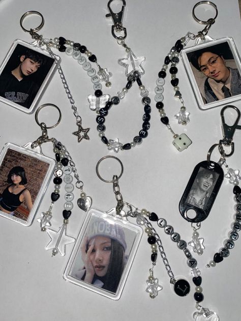 Kpop aesthetic Kaychain llavero Kpop Photo Keychain, Kpop Keychain Aesthetic, Kpop Keychain Ideas, Mochila Kpop, Keychain With Photo, Kpop Keychain, Kpop Jewelry, Jewelry Kpop, Beads Keychain