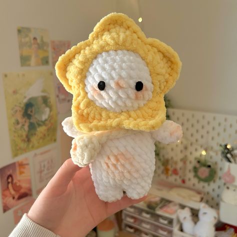 by @minibunnz on ig, pattern by @asphodelcrochet on ig Crochet Aesthetic Plushies, Crochet Cute Amigurumi, Cottagecore Crochet Amigurumi, Crochet Adopt Me Pets, Fluffy Crochet Animals, Sheep Crochet, Crochet Plush Pattern Free, Cute Crochet Plushies, Crochet Plush