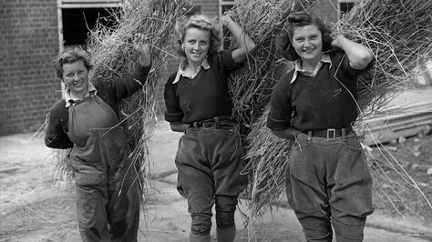 Mona K McLeod was just 17 years old when she joined the Women's Land Army. Women's Land Army, Ww2 Women, Wwii Women, Victory Gardens, Army Girls, Land Girls, 1940's Fashion, The British Empire, House Of Commons